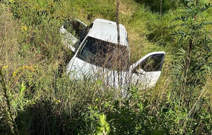 B.O aconteceu em Ponte Serrada; carro parou em barranco (Foto: Polícia Militar)