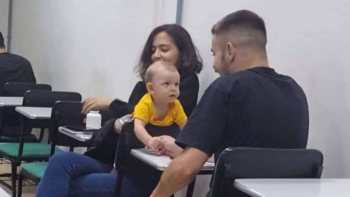 Os colegas Natália e Rodrigo brincando com o menino (Foto: Arquivo pessoal)
