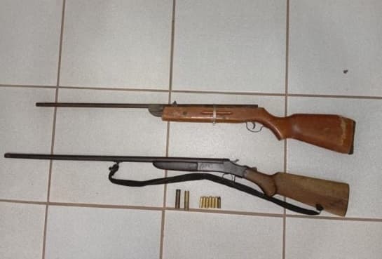 Armas foram confiscadas de residência (Foto: Polícia Militar)
