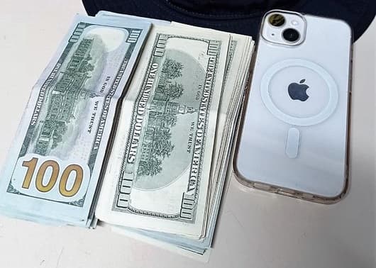 Além da grana, PRFs apreenderam um Iphone (Foto: PRF)