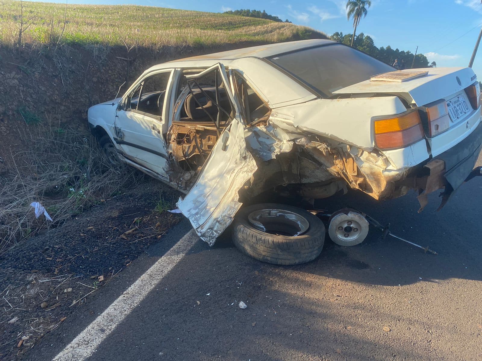 Santana com placas de Pinhalzinho teve a roda traseira arrancada (Foto: Felipe Eduardo Zamboni)
