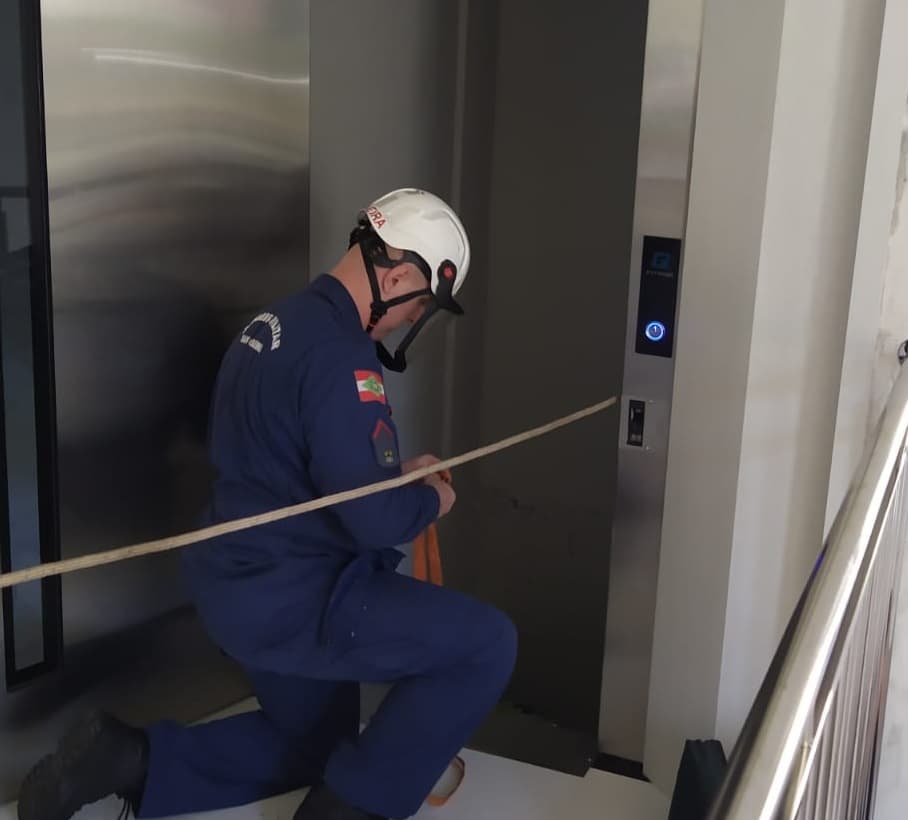 Guarnição utilizou técnicas especial de salvamento (Foto: Corpo de Bombeiros)