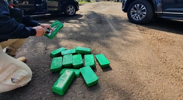 Droga estava escondida dentro do painel de carro (Foto: PRF)