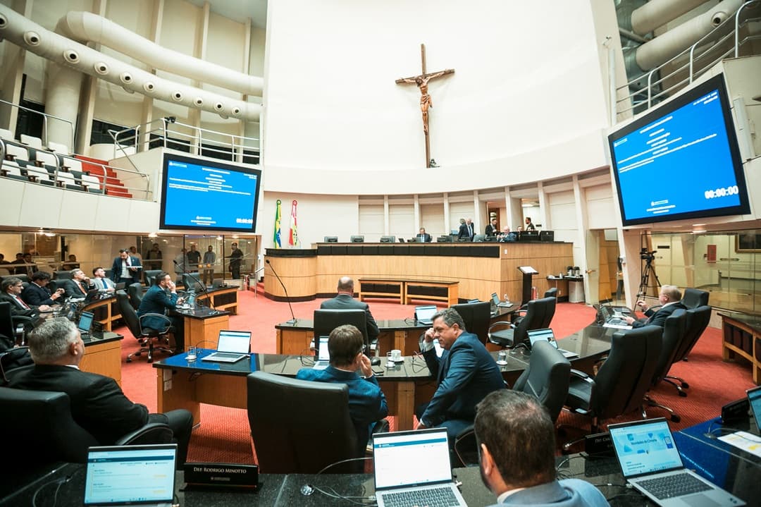 Plenário da Assembleia Legislativa, durante a votação dos projetos, na tarde desta terça (11) (Foto: Bruno Collaço/Agência AL)