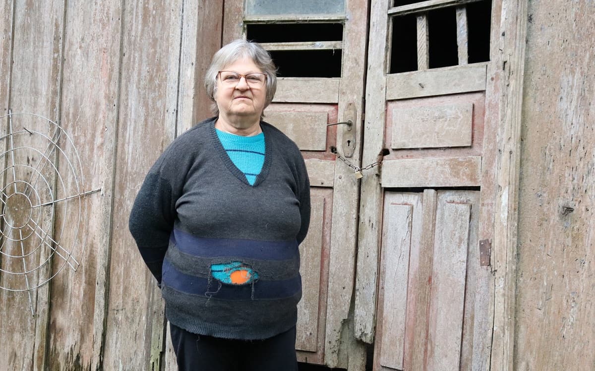 Dona Terezinha mora no local há quase 50 anos (Foto: Henrique Paulo Koch)