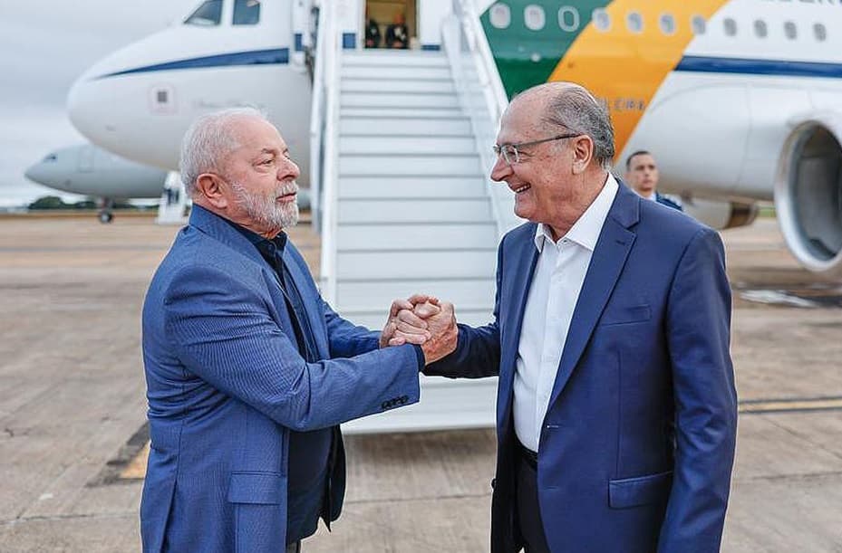 Lula cumprimenta Alckmin antes de viagem internacional (Foto: Ricardo Stuckert)