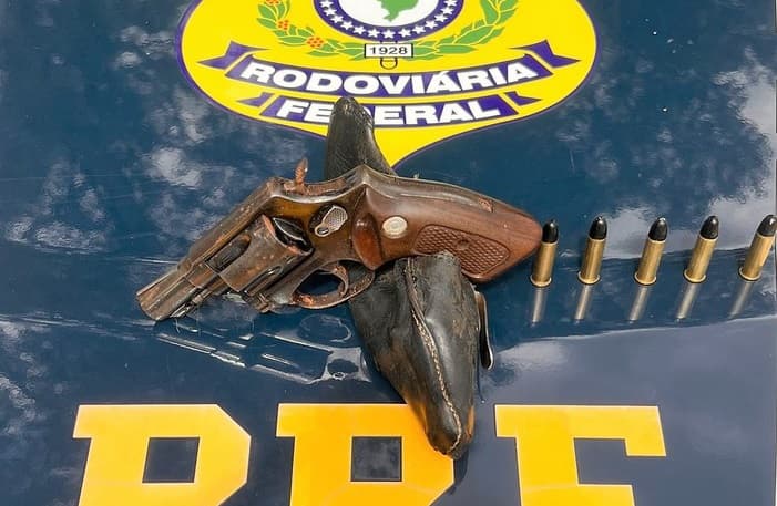 Arma e munições encontradas (Foto: PRF)