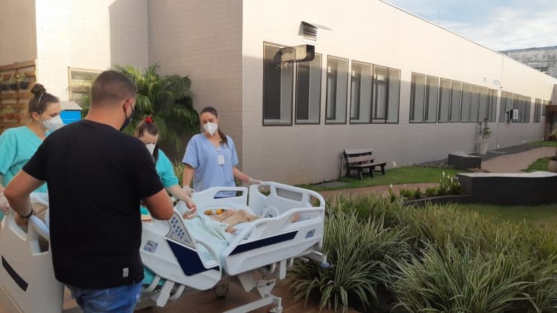 Idoso foi levado para jardim (Foto: Hospital Terezinha Gaio Basso)