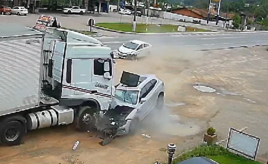 Veículo colidiu em caminhão na BR-470 (Foto: Reprodução)