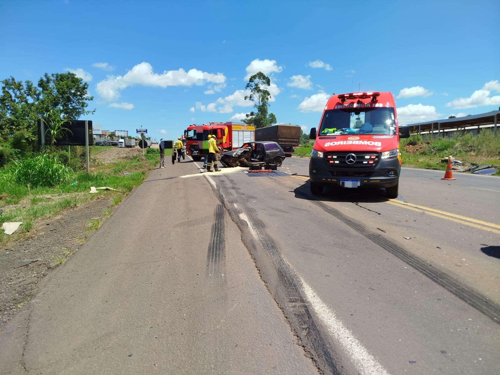A via ficou parcialmente interrompida (Foto: Divulgação CBM)