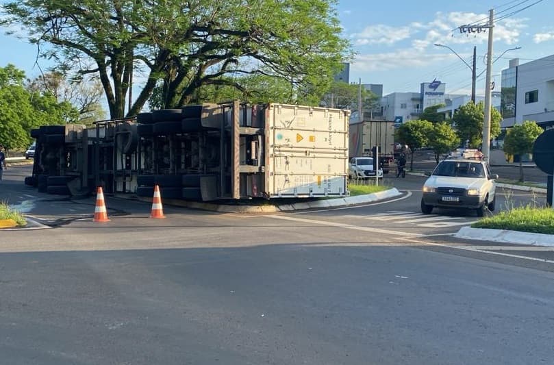 Veículo está interrompendo a passagem de veículos pela rodovia (Foto: Felipe Eduardo)