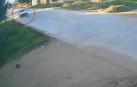 Imagens de câmeras mostram momento em que bebê é atingido (Foto: Reprodução)