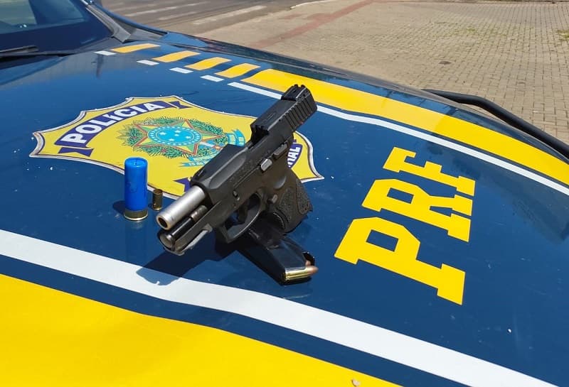 PRF apreende pistola carregada na BR-282 (Foto: PRF)