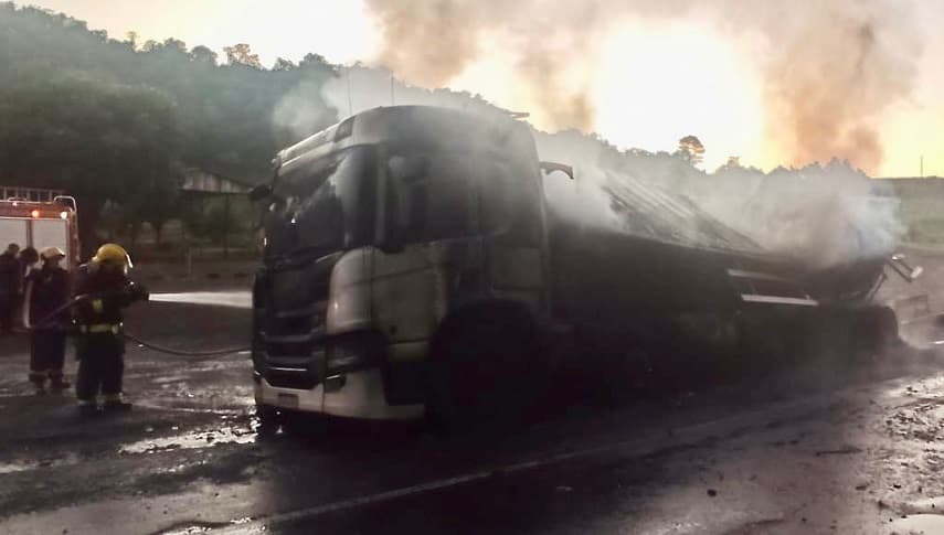 Incêndio teria começado em uma das rodas do veículo (Foto: Polícia Militar)