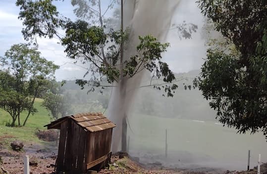 Adutora estoura e abastecimento é comprometido em Pinhalzinho (Foto: Gilmar Bortese)