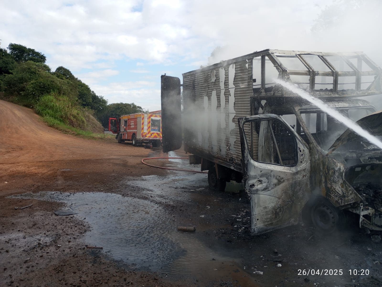 Incêndio atinge furgão às margens da BR-282 em Pinhalzinho