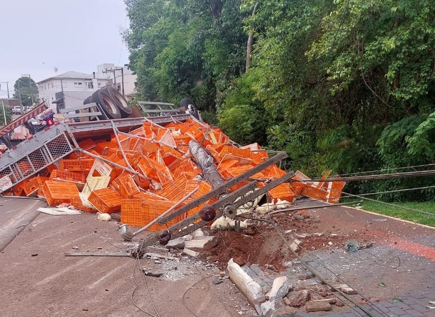 Carga ficou totalmente prejudicada (Foto: Corpo de Bombeiros)