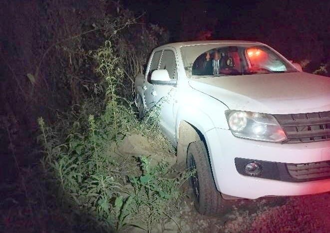 Amarok ficou presa em meio a pedras (Foto: Polícia Militar)