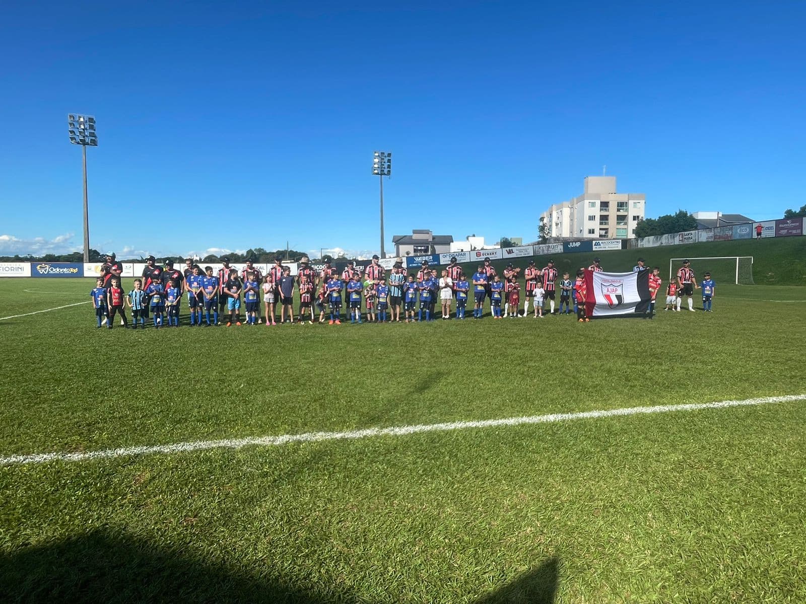 Atletas do Ajap entraram em campo com as crianças da escolinha do Azuriz (Foto: Divulgação)