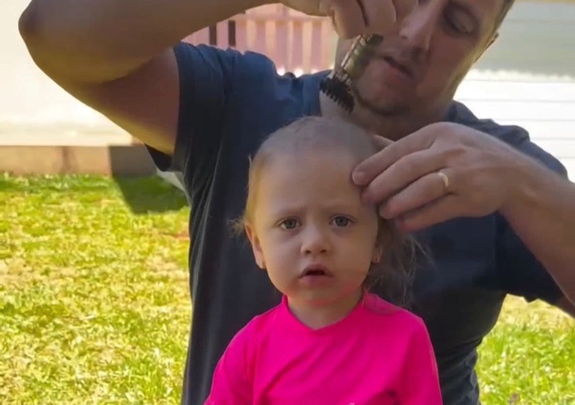 Câncer raro: pequena consola mãe durante corte de cabelo