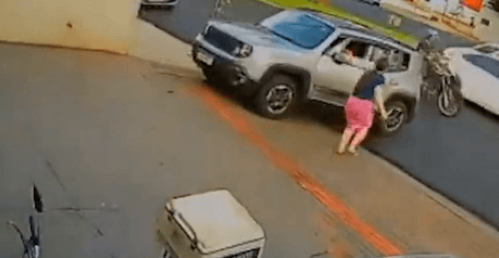 Comerciante vira 'ninja' e salta para dentro de carro (Foto: Divulgação)