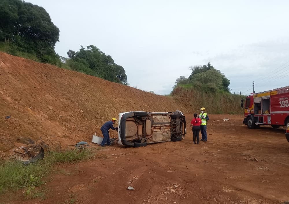 Automóvel saiu da estrada e percorreu ribanceira (Foto: Corpo de Bombeiros)
