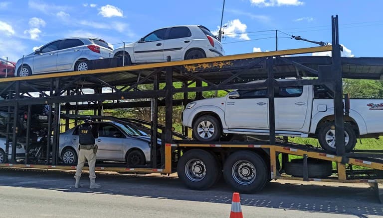 Hilux estava em caminhão de transporte (Foto: PRF)