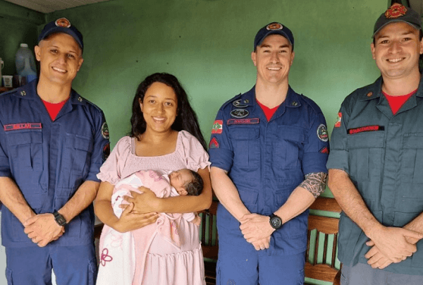 Bombeiros, mãe e recém-nascido (Foto: Divulgação)