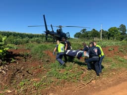 Equipes realizaram o resgate da vítima (Foto: Divulgação)