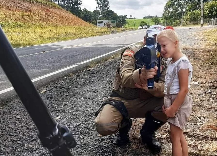 Garota vendo radar móvel de velocidade (Foto: Polícia Militar Rodoviária)
