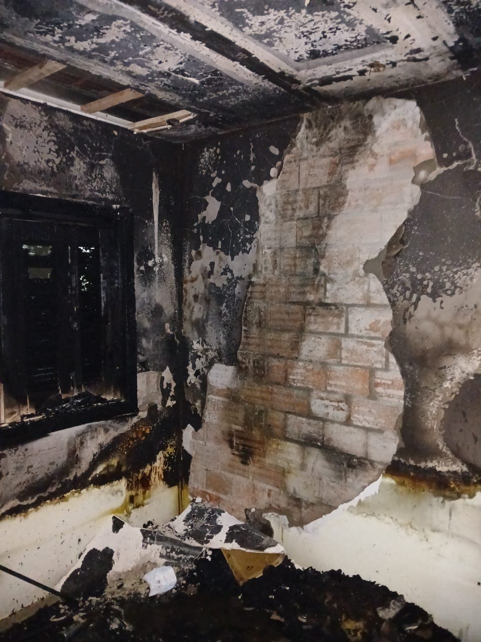 Bombeiros controlam incêndio em residência durante a madrugada em Palma Sola (Foto: Divulgação CBM)