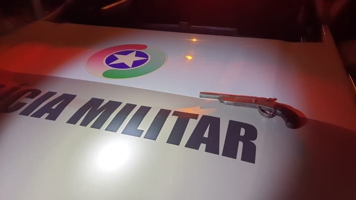 Arma artesanal estava com suspeitos (Foto: Polícia Militar)