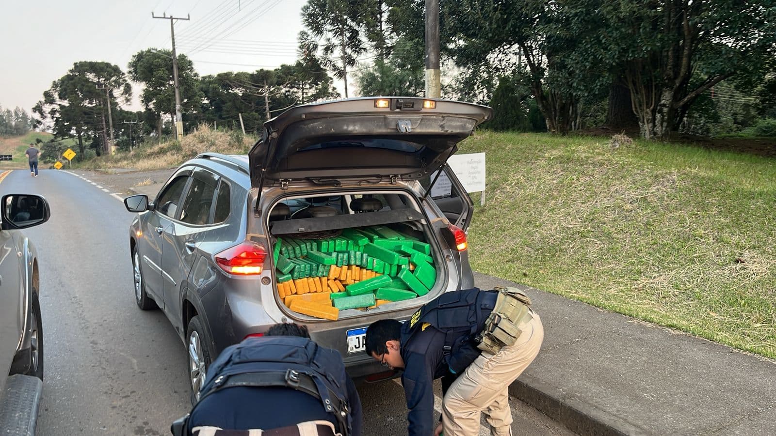 Drogra estava no porta malas do veículo (Foto: PRF)