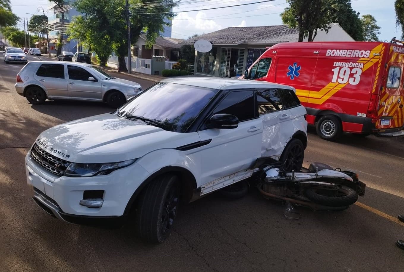 Sinistro deixou motociclista ferido (Foto: Corpo de Bombeiros)