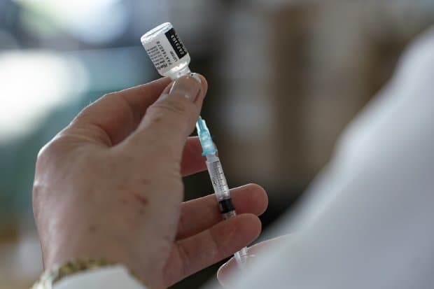 No caso dos adolescentes imunocomprometidos, apenas a vacina da Pfizer deve ser utilizada (Foto: Ricardo Wolffenbüttel/Secom)