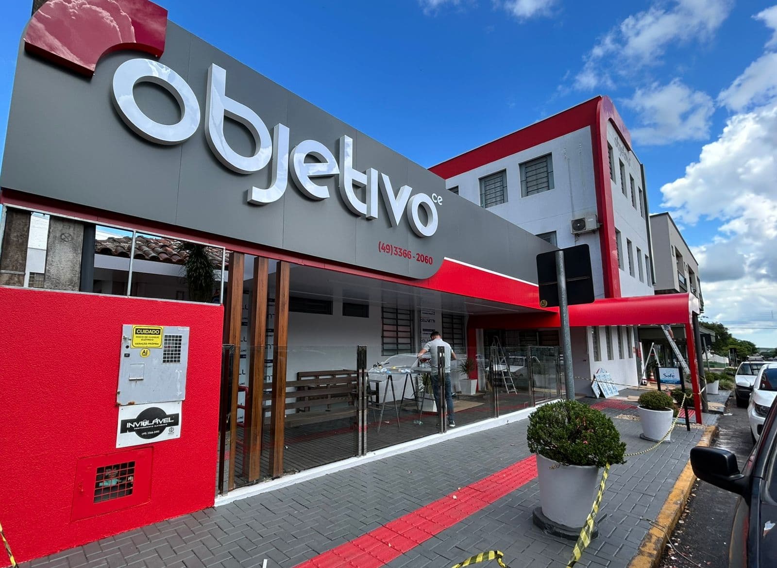 Nova fachada da Escola Objetivo de Pinhalzinho (Foto: Gilmar Bortese)