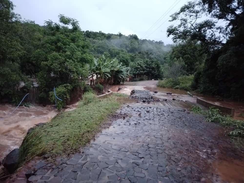 Água está invadindo as estradas no interior do município (Foto: Reprodução/Redes Sociais)