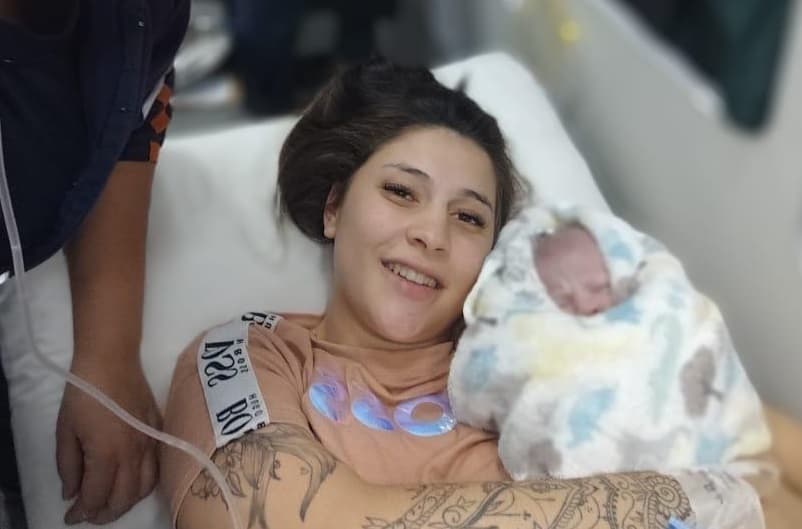 Mãe e criança após nascimento (Foto: Divulgação)