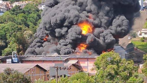 Loja de pneus é consumida pelo fogo em Coronel Freitas (Foto: Divulgação )