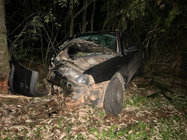 Batida deixou ocupantes feridos (Foto: Henrique Paulo Koch)