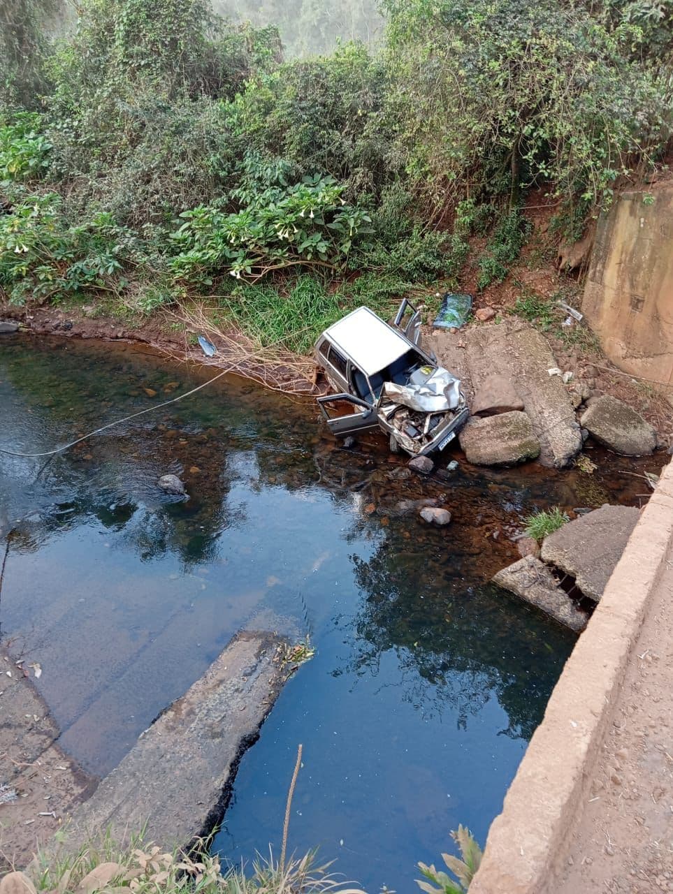 Carro cai de ponte em Nova Itaberaba (Foto: Divulgação)