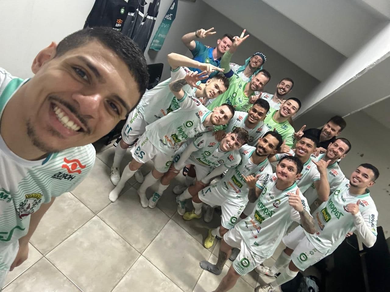 Time de Pinhalzinho conquistou a classificação fora de casa (Foto: Reprodução/Redes Sociais)