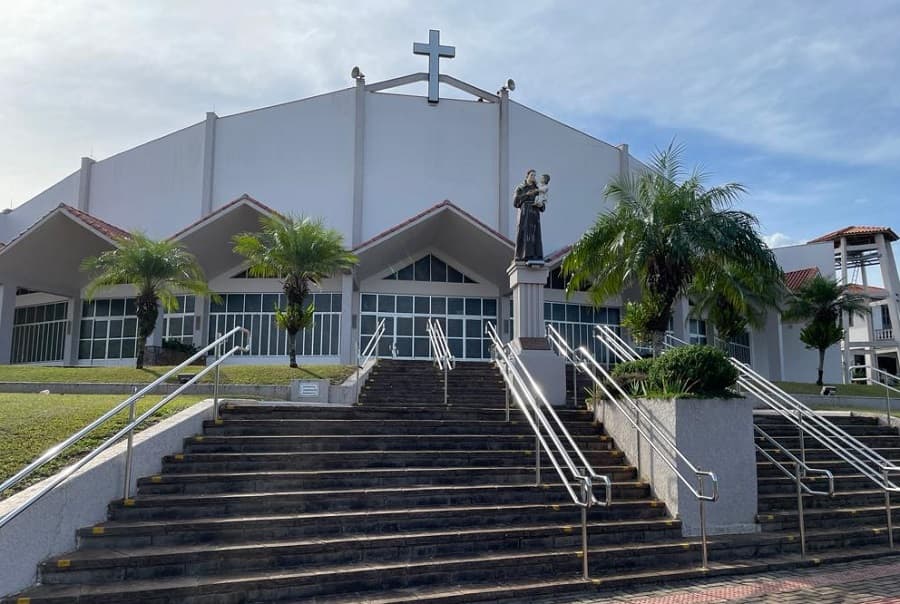 Celebração acontece na igreja Católica em Pinhalzinho (Foto: Henrique Paulo Koch)