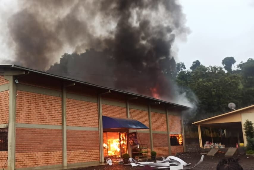 Sinistro atingiu estruturas no interior de União do Oeste (Foto: Corpo de Bombeiros)