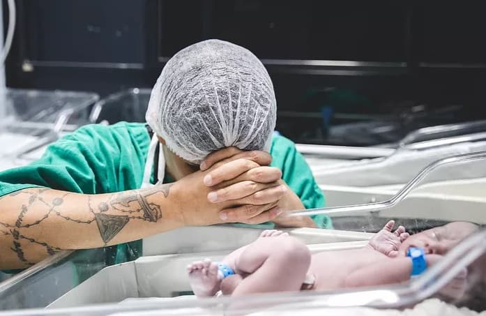 Oração após nascimento (Foto: Reprodução / Instagram)