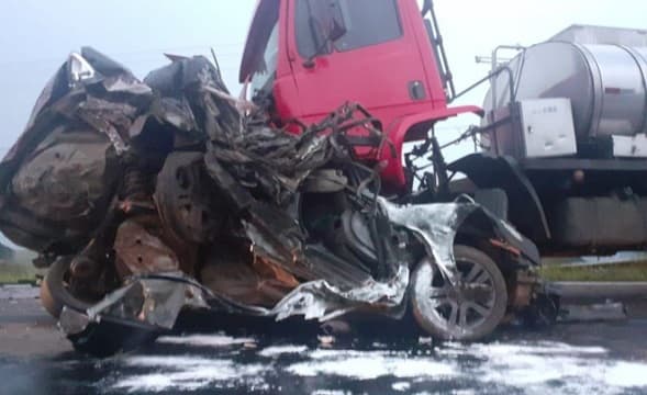 Colisão frontal resultou em um óbito (Foto: Corpo de Bombeiros)