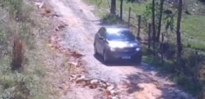 Mulher chegou ao local em um veículo (Foto: Câmeras de segurança)
