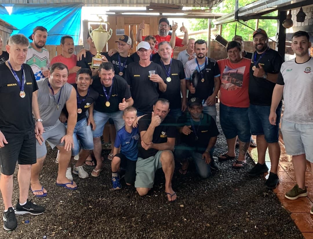 Os campeões fizeram a festa após a conquista (Foto: Divulgação)