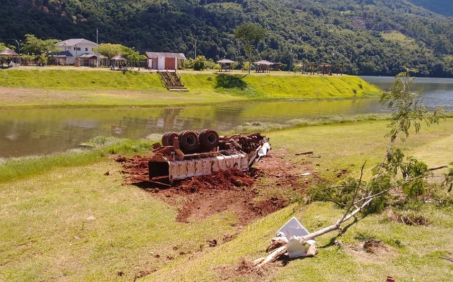 Duas pessoas ficaram feridas na saída de pista em Chapecó (Foto: Polícia Militar Rodoviária)