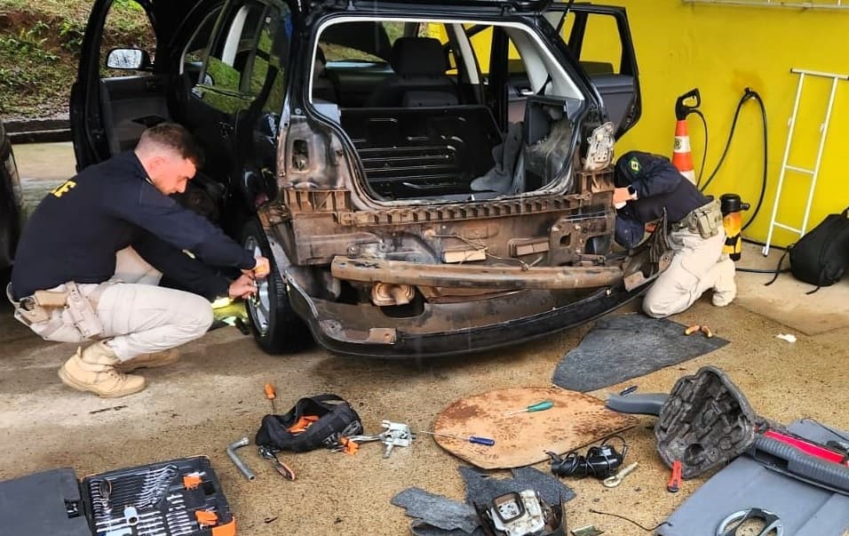 Droga estava em veículo com placas de Chapecó (Foto: PRF)